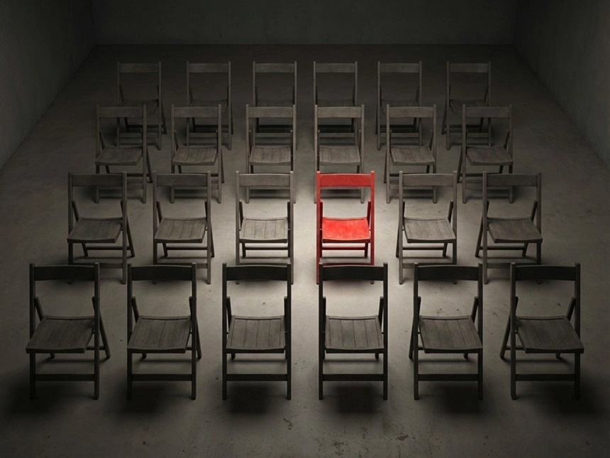 照明で照らされて赤い椅子